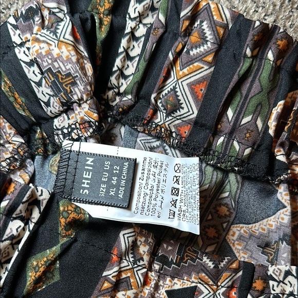 SHEIN Geometric Patterned Women's Shorts - Picture 2 of 3